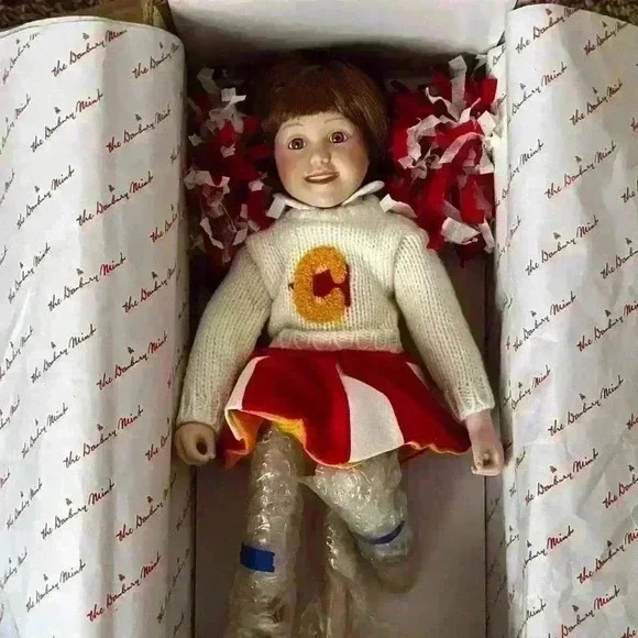 NWT - Danbury Mint Vintage ‘Kathy’ Cheerleader Doll by Judy Belle - Picture 8 of 9